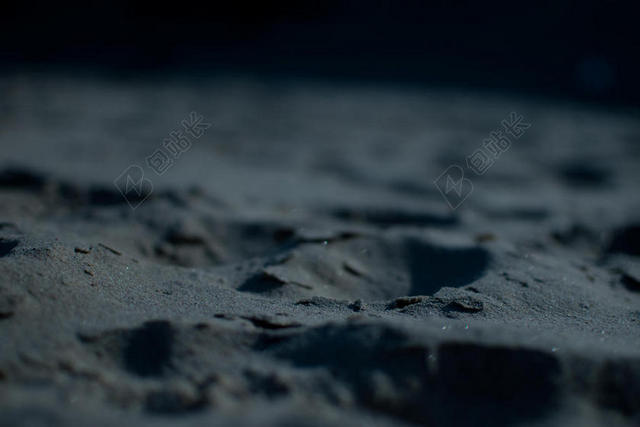 灰色自然沙滩上的沙子特写夜晚沙滩自然背景图片