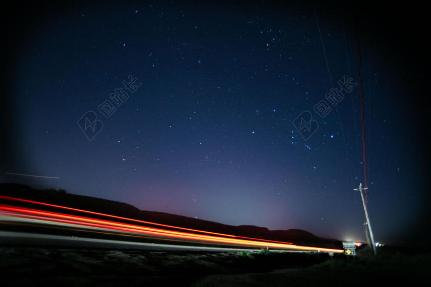 夜晚的星空和红色的光轨背景图片