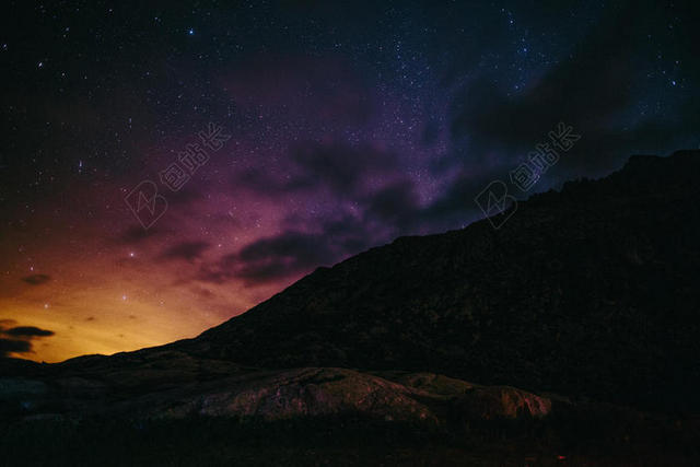 光影唯美繁星闪烁天空山峰星空霓虹背景图片