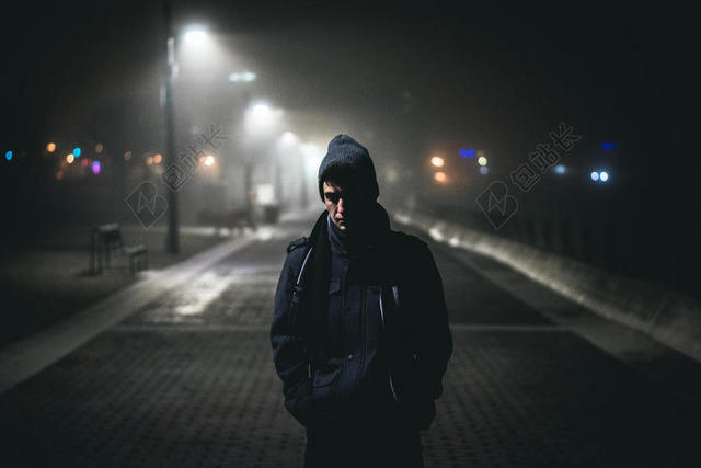 深夜马路上的男人背景图片