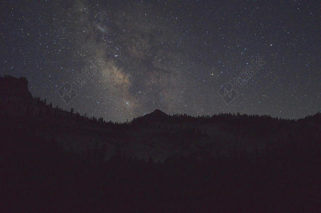 黑灰自然繁星闪烁下的山林自然夜晚山野星空背景图片