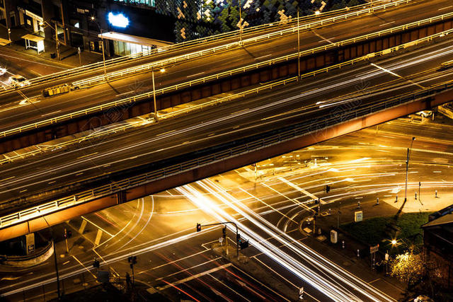 夜晚金色的马路灯轨背景图片