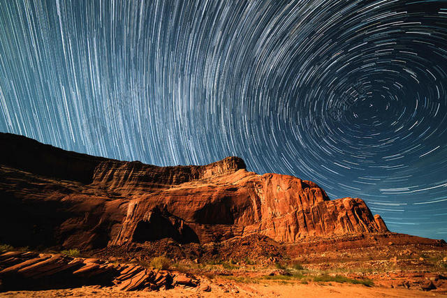 蓝黄自然绚烂天空中的星环和山峰自然星空背景图片