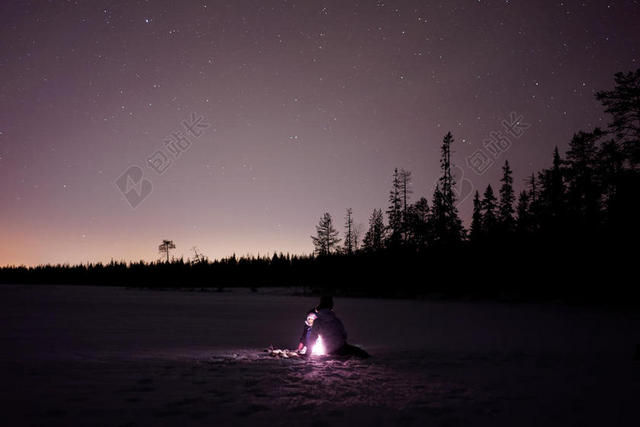 黑色旅游浪漫户外夜晚篝火晚会人群聚集场地背景图片