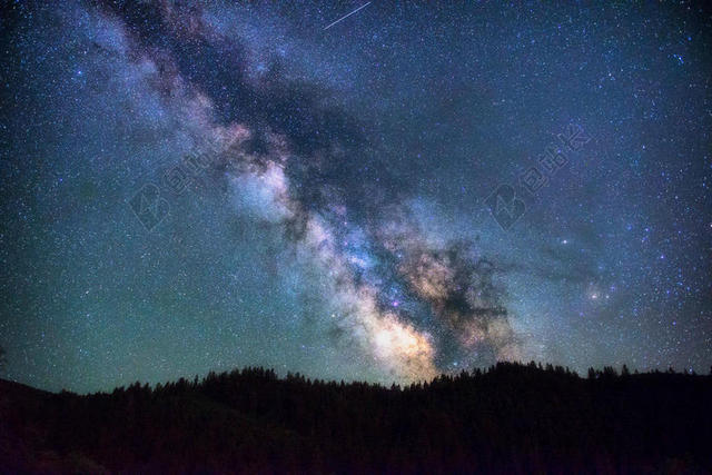 夜晚 晚上 黑夜 黑暗 灯光 霓虹灯 星空 星星 闪光 明星 天空 云 云朵 天空