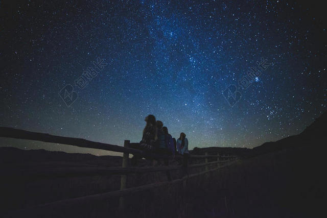 蓝黑绚烂美丽繁星银河下的人们观光旅游星空夜晚背景图片