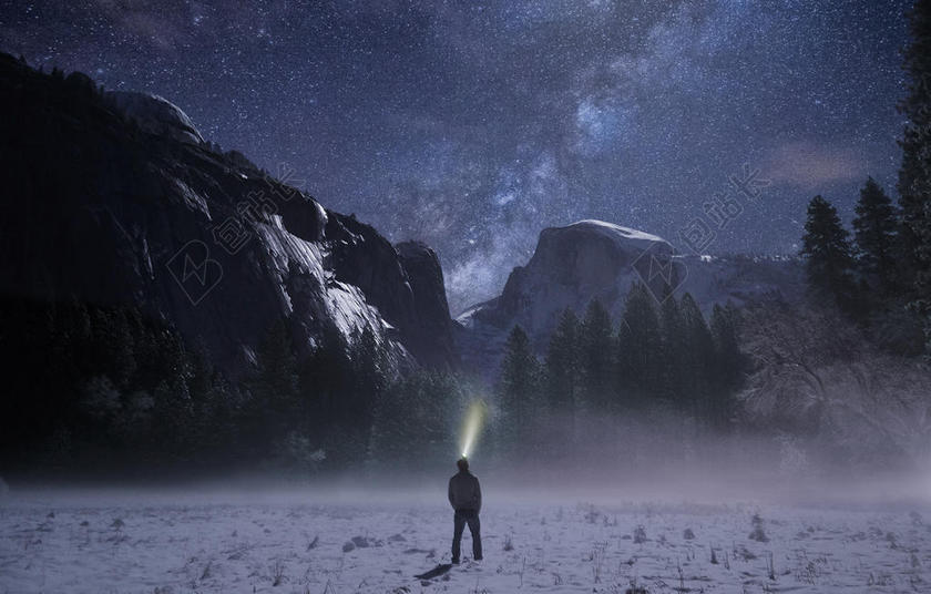 自然神秘男子站在星空下的山谷间野外夜晚星空背景图片