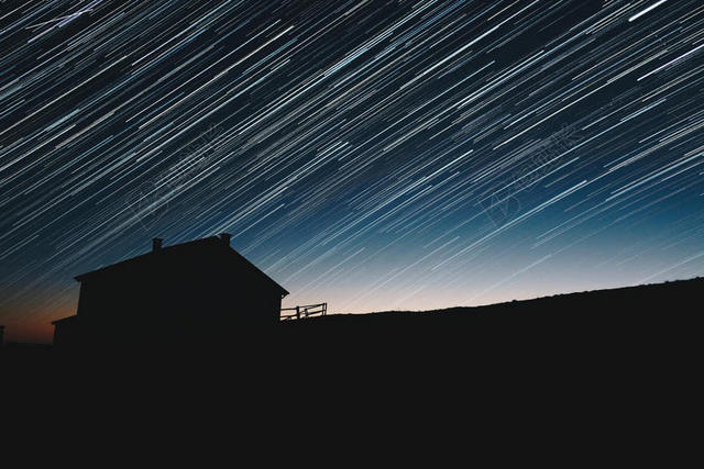 小房子和旋转的星星背景图片