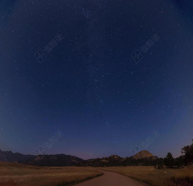 蓝黄开阔夜晚繁星下的原野群山自然星空山野背景图片
