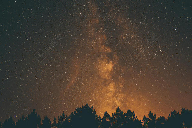 夜晚的星空和金色的阳光背景图片