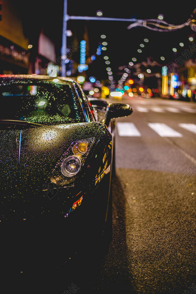 夜晚马路上的黑色跑车背景图片