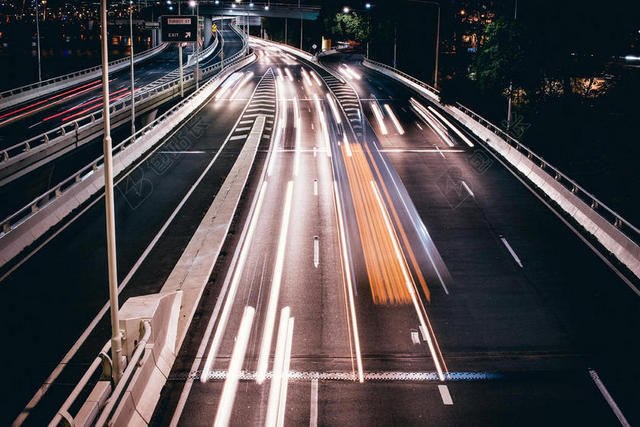 夜晚忙碌的道路背景图片