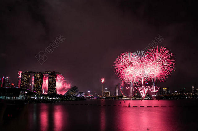 夜晚美丽的红色烟花背景图片