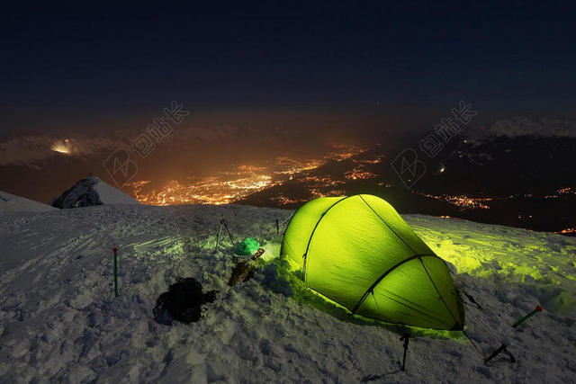 夜晚 晚上 黑夜 黑暗 灯光 霓虹灯 山 山峰 顶峰 景色