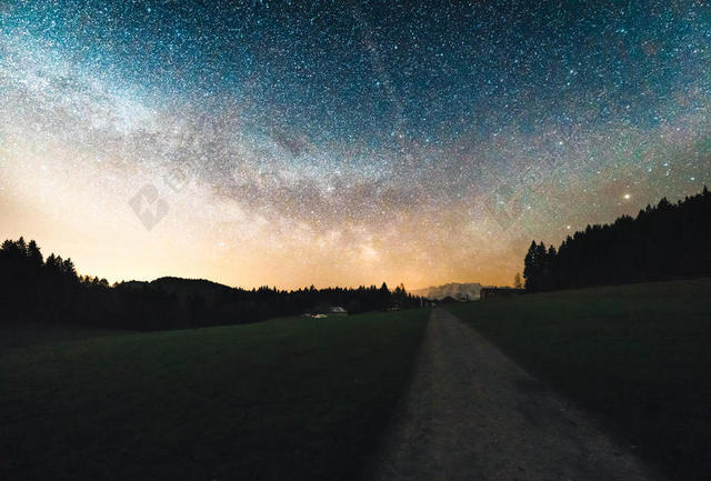 夜晚 晚上 黑夜 黑暗 灯光 霓虹灯 星空 星星 闪光 明星 道路 旅途 路途 户外 街道 公路 山 山峰 顶峰 景色 树木 丛林 森林 天空 树 树木 树林 森林 山 山峦 山峰