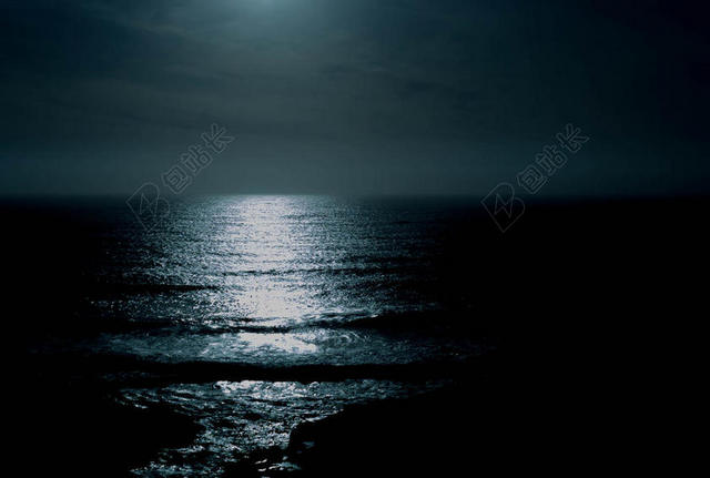 夜晚明亮的月亮和海面背景图片