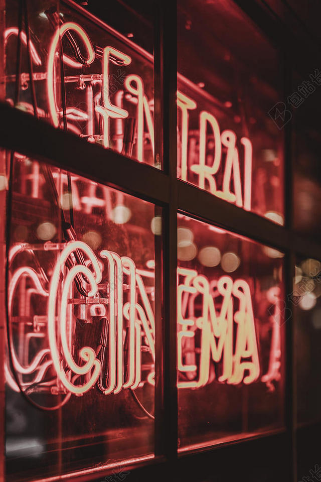 夜晚红色的商店招牌背景图片