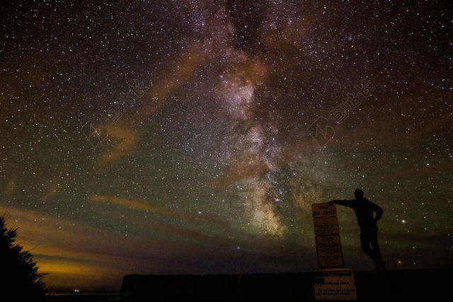 夜晚自然景观天文观星男研究背景图片