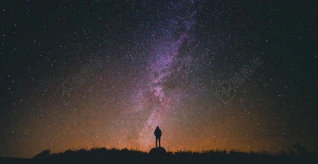 美丽的星空和旅人背景图片