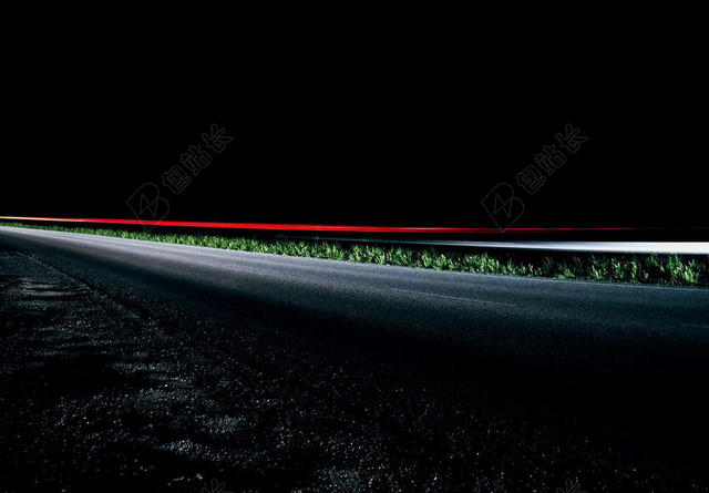 夜晚 晚上 黑夜 黑暗 灯光 霓虹灯 灯光 光线 激光 打火机 道路 旅途 路途 户外 街道 公路 汽车 车 小汽车 轿车 跑车 草地 草坪 草丛