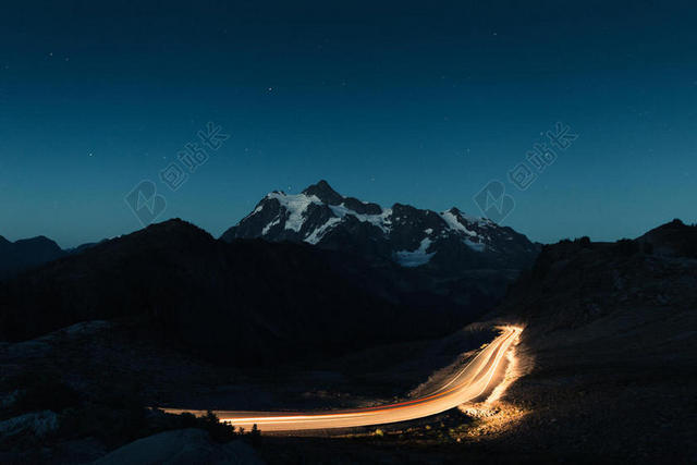 夜晚的黄色道路灯轨背景图片
