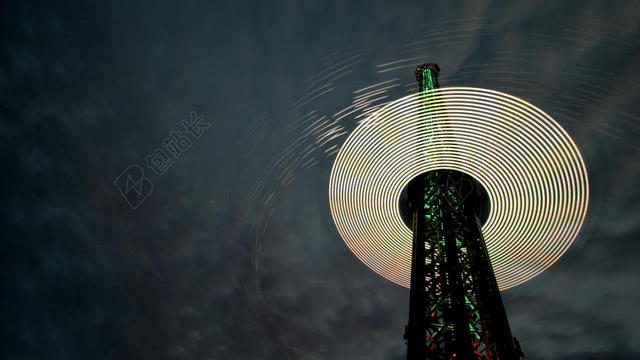 夜晚 晚上 黑夜 黑暗 灯光 霓虹灯 灯光 光线 激光 打火机 天空 云 云朵 天空