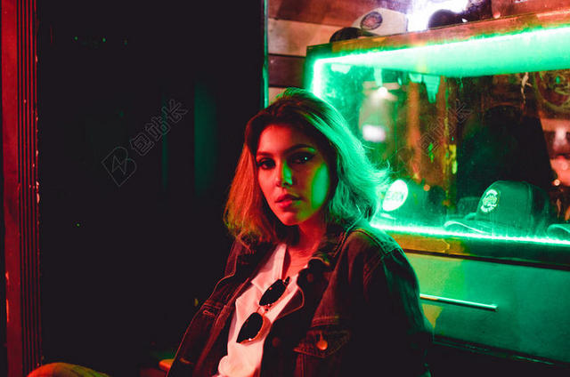 酒吧里的时尚美女背景图片