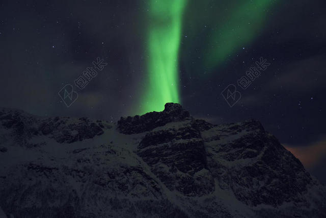 光影灿烂天空中极光雪山山野自然极光背景图片