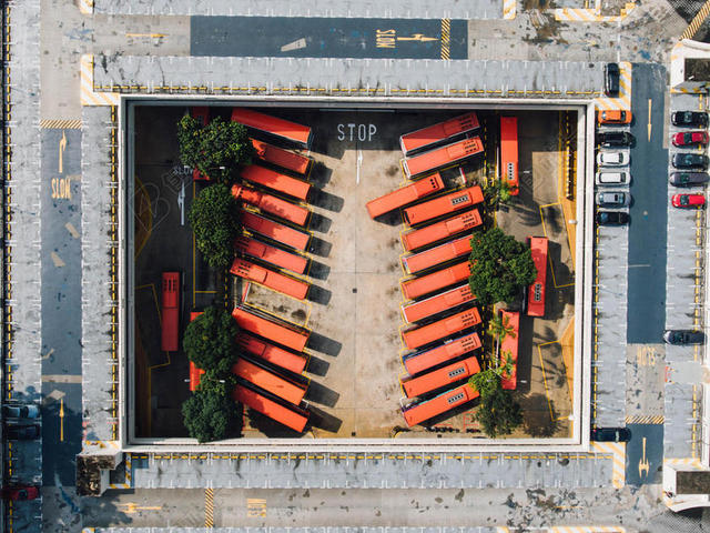 建筑简约公交车总站城市背景图片