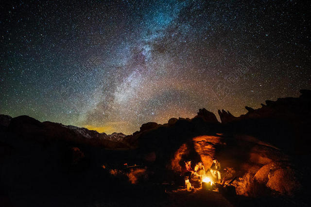 光影绚烂繁星闪烁的天空群山火光旅游冒险星空自然背景图片