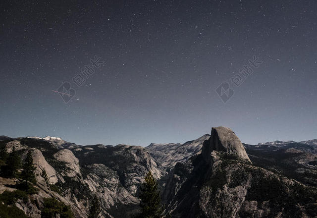 灰色自然神奇星空下的山谷山自然星空背景图片