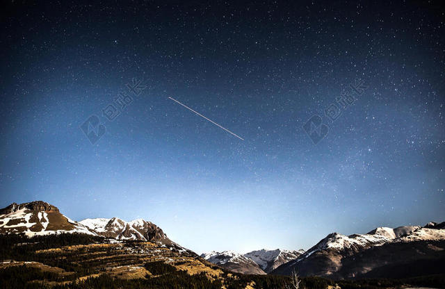 夜晚星空里的白色流星背景图片