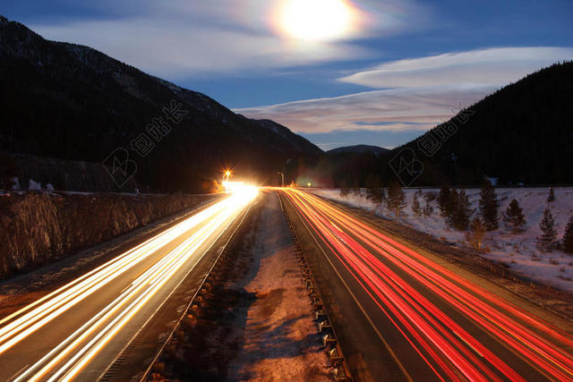 彩色条纹炫彩天空下的交通光束夜景光影背景图片