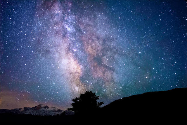 夜晚 晚上 黑夜 黑暗 灯光 霓虹灯 星空 星星 闪光 明星 山 山峰 顶峰 景色 树木 丛林 森林 天空 树 树木 树林 森林 山 山峦 山峰