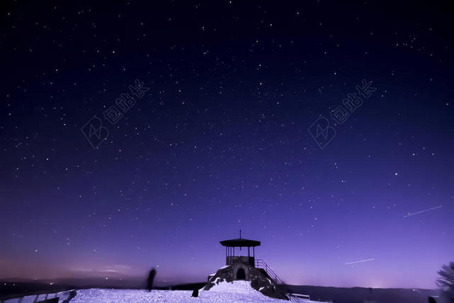 美丽星空下的灯塔背景图片