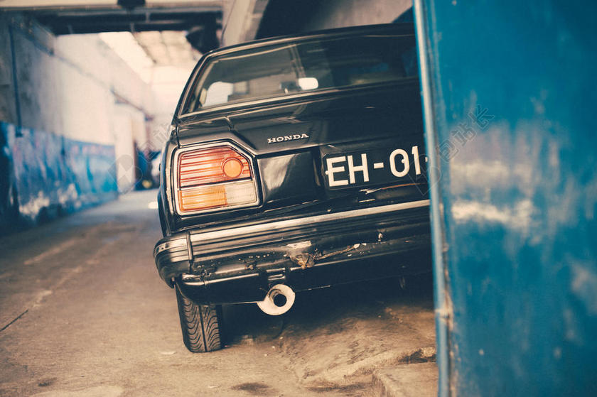 旅游唯美车停在公路城市背景图片