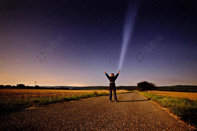 光影美丽繁星下的原野和人光影星空自然背景图片