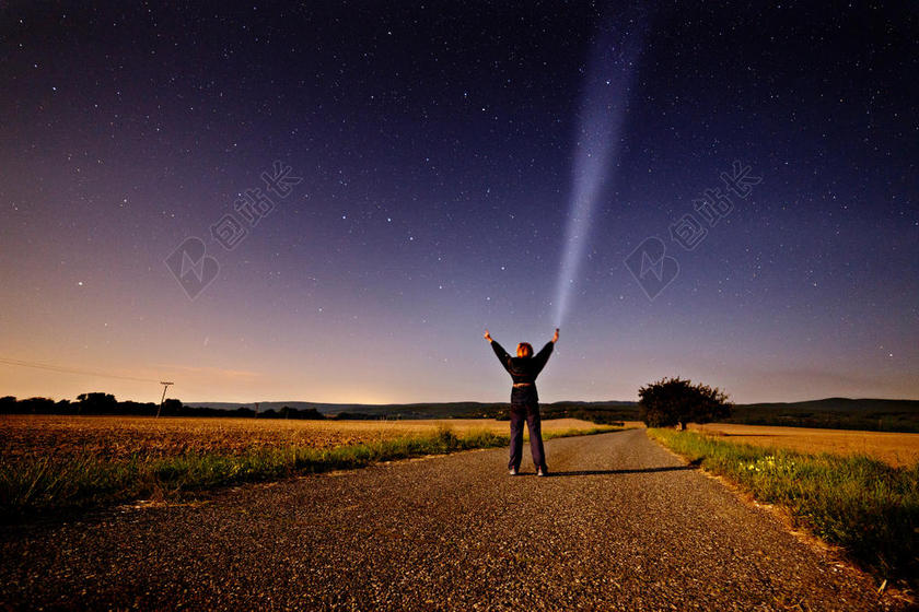 光影美丽繁星下的原野和人光影星空自然背景图片