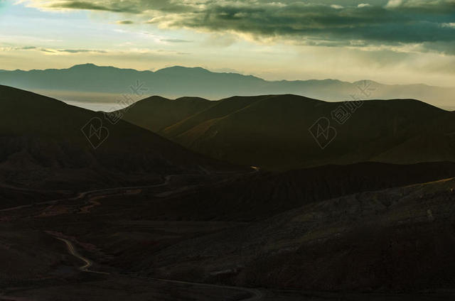 清晨的绿色山脉背景图片