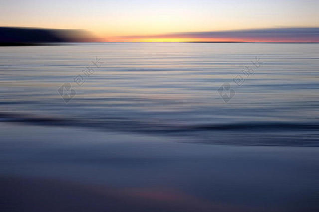 流动的海水和金色的天际线背景图片