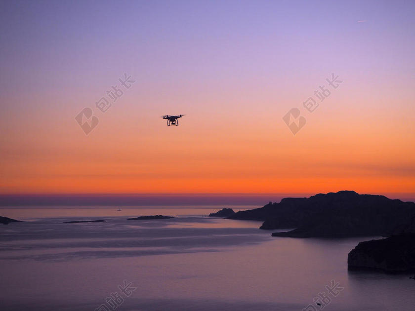 金色的彩霞和无人机背景图片