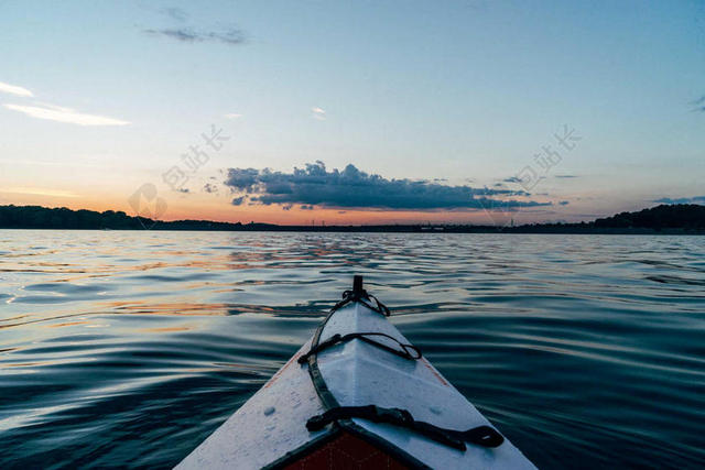 蓝色自然清新蓝天下的船只海面大海休闲旅游天空自然背景图片