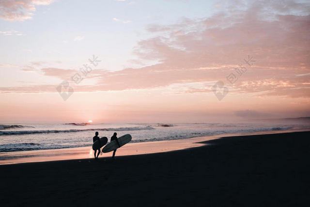 日落夕阳落山海边海景旅游男女背景图片