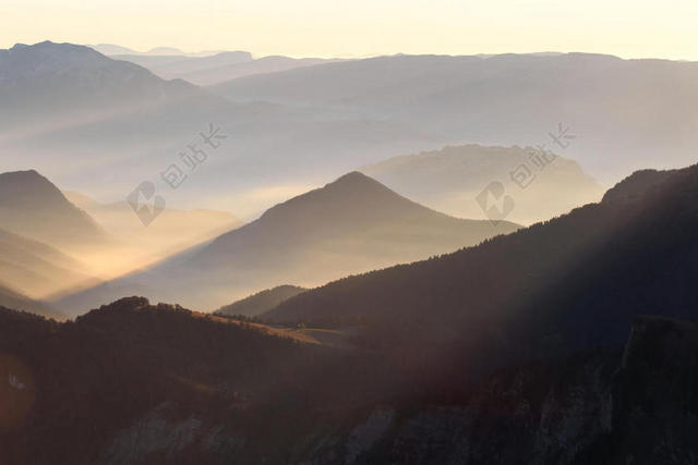 自然清晨的山和太阳的光束背景图片