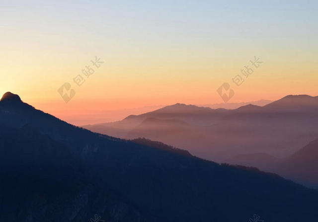 自然清晨的薄雾和山尖背景图片