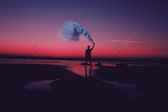 傍晚红色的天际线和男人背景图片