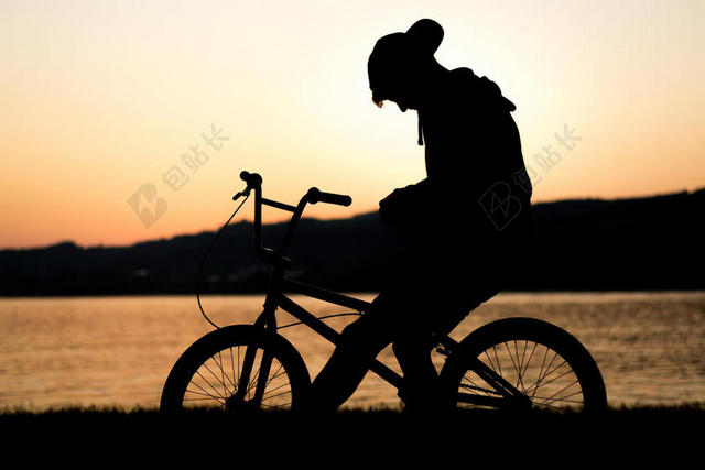 黄黑人物黄昏下海边的自行车人骑行旅游大海背景图片