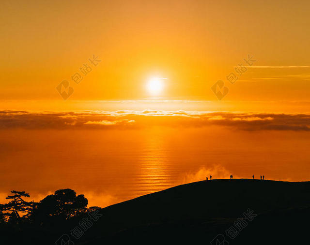 黄黑光影暖色太阳大海和群山自然光影背景图片