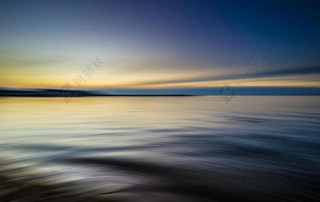 流动的海面背景图片
