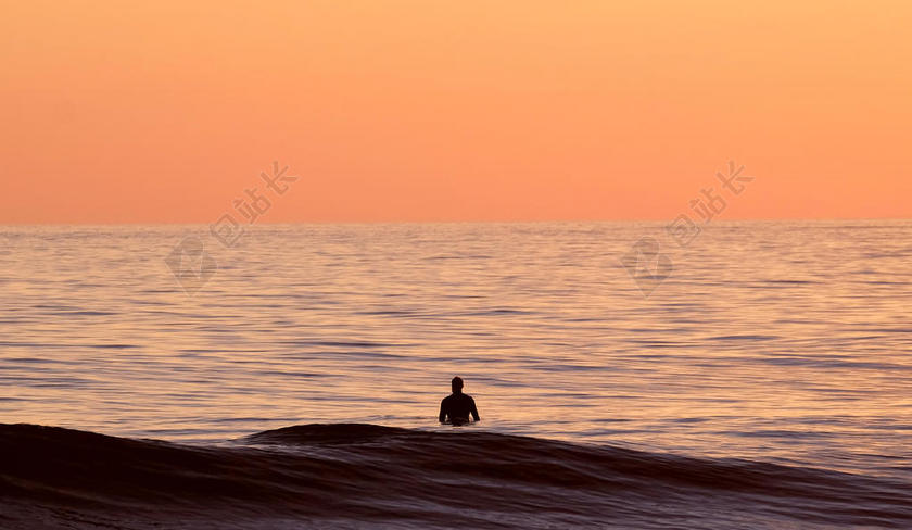 人背影在海中有用的男人背景图片